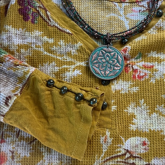 Pilcro
Anthropologie Pilcro Waffle Henley
Floral Top ladies size small - Picture 12 of 12